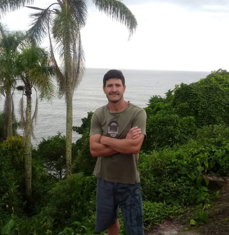 Homem morre ao defender vítimas de ataque homofóbico no transporte público de Curitiba