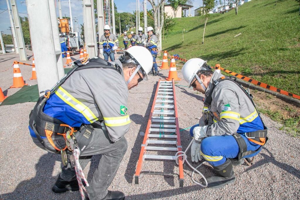6660530fa4018treinamento-capacitacao_profissional_de_eletricistas_da_comunidade_-_polo_atuba-54