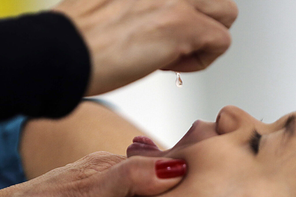 País tem dia D de vacinação contra pólio e sarampo