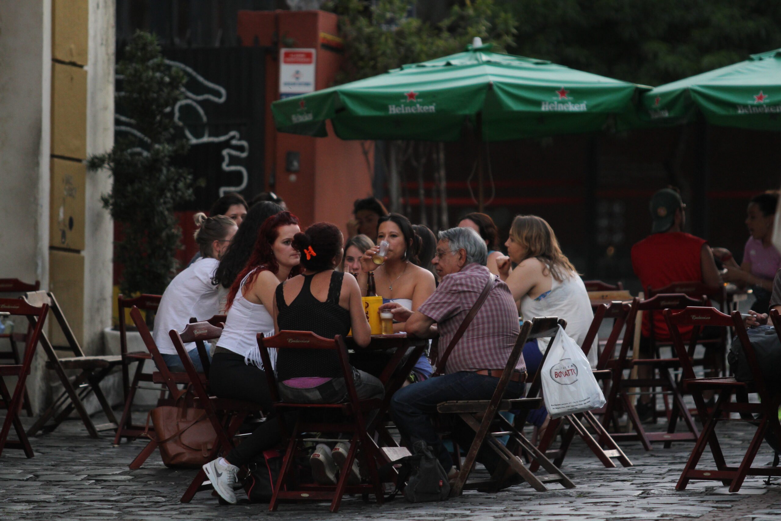 CLIENTES DE UM BAR NO LARGO DA ORDEM SE DIVIDEM ENTRE CERVEJA E CELULAR
