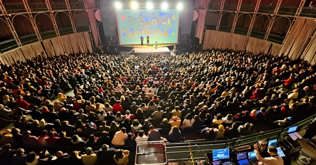 Cerca de 1.500 pessoas conferiram a abertura do Olhar de Cinema 2023- Foto Eduardo Matysiak