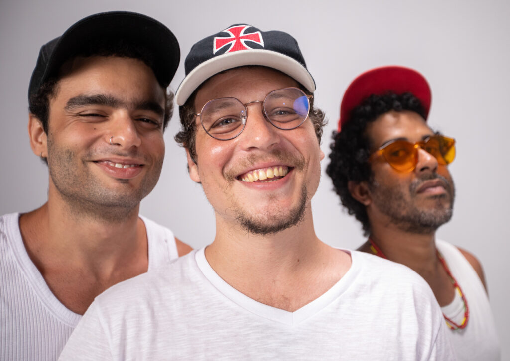 Chico Chico será acompanhado por Pedro Fonseca (teclado e sintetizadores) e Thiaguinho Silva (bateria e percussão) – Cred Thiago Pozes
