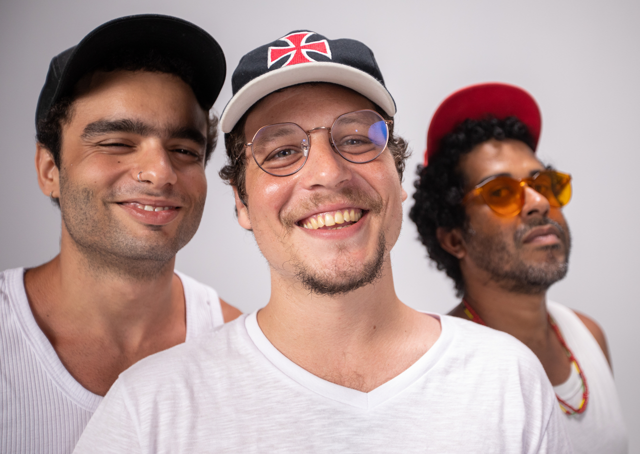 Chico Chico será acompanhado por Pedro Fonseca (teclado e sintetizadores) e Thiaguinho Silva (bateria e percussão) – Cred Thiago Pozes