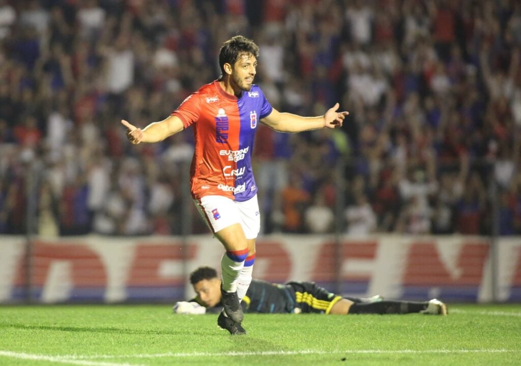 Alex Nemetz comemora em Paraná Clube x Patriotas