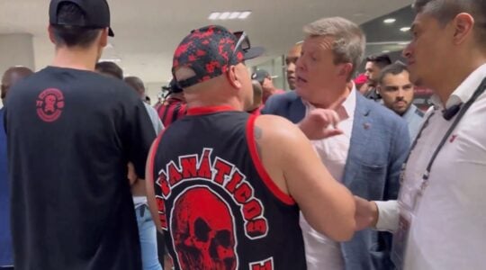 Márcio Lara discute com torcedores
