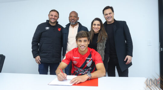 João Cruz assina novo contrato com o Athletico
