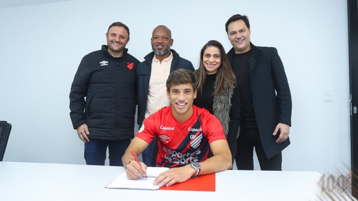 João Cruz assina novo contrato com o Athletico