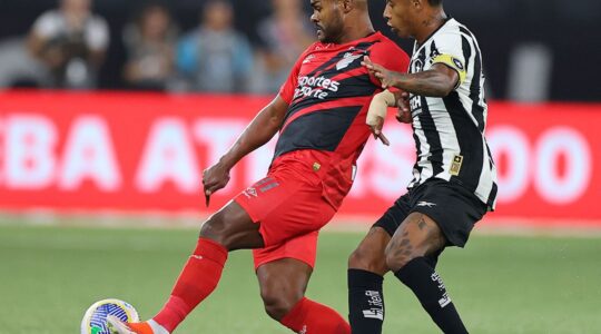 Athletico de Nikão venceu o Botafogo e lidera o Brasileirão