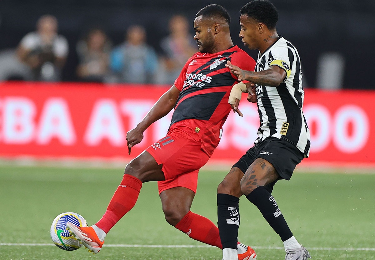 Athletico de Nikão venceu o Botafogo e lidera o Brasileirão