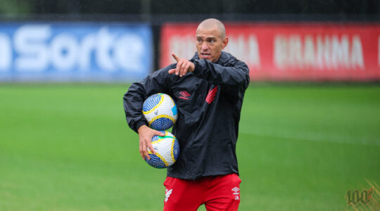 O auxiliar Juca Antonello decide a escalação do Athletico contra o Cruzeiro