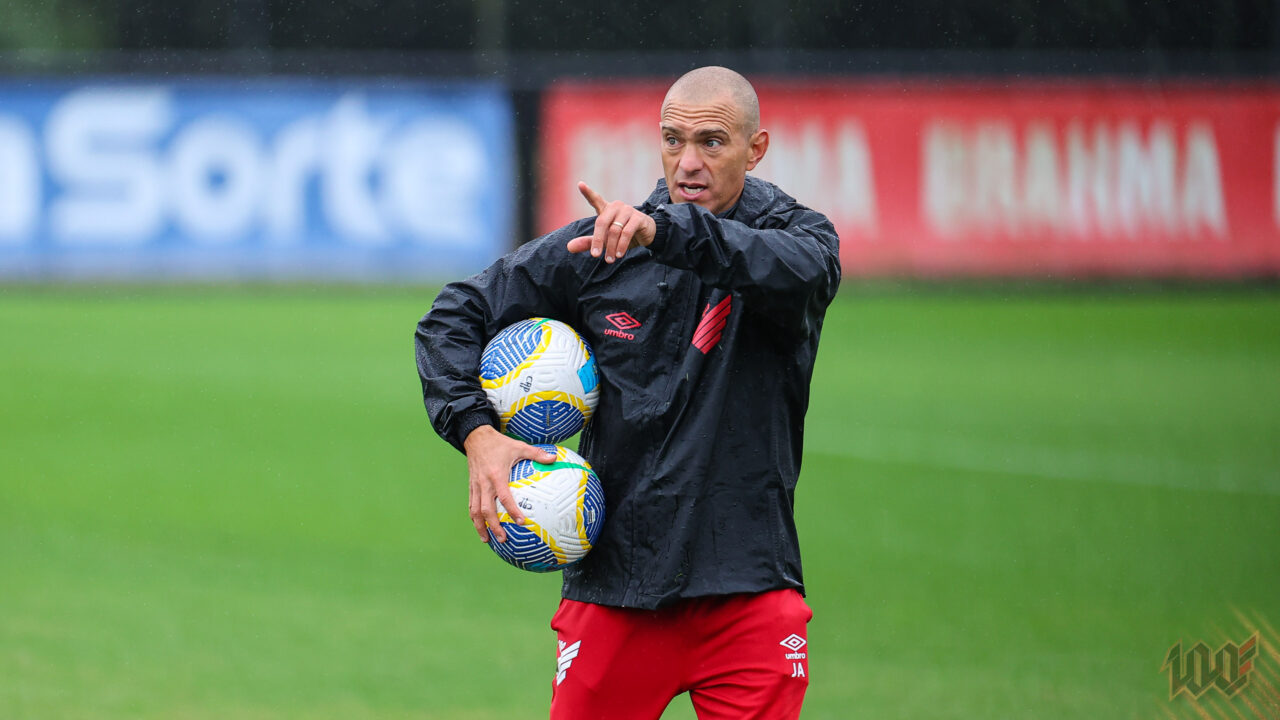 O auxiliar Juca Antonello decide a escalação do Athletico contra o Cruzeiro