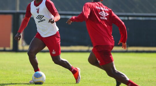 Veja as escalações de Athletico e Criciúma para o jogo desta quinta-feira, na Ligga Arena, pelo Brasileirão