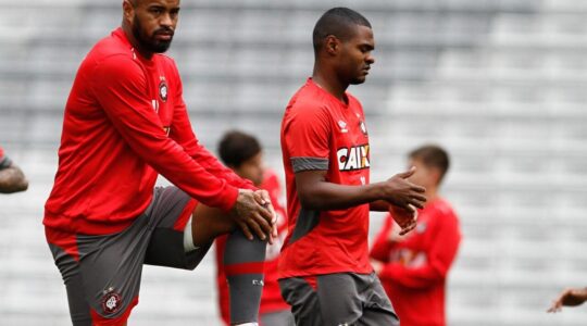 Thiago Heleno e Nikão em Top 10 do Athletico