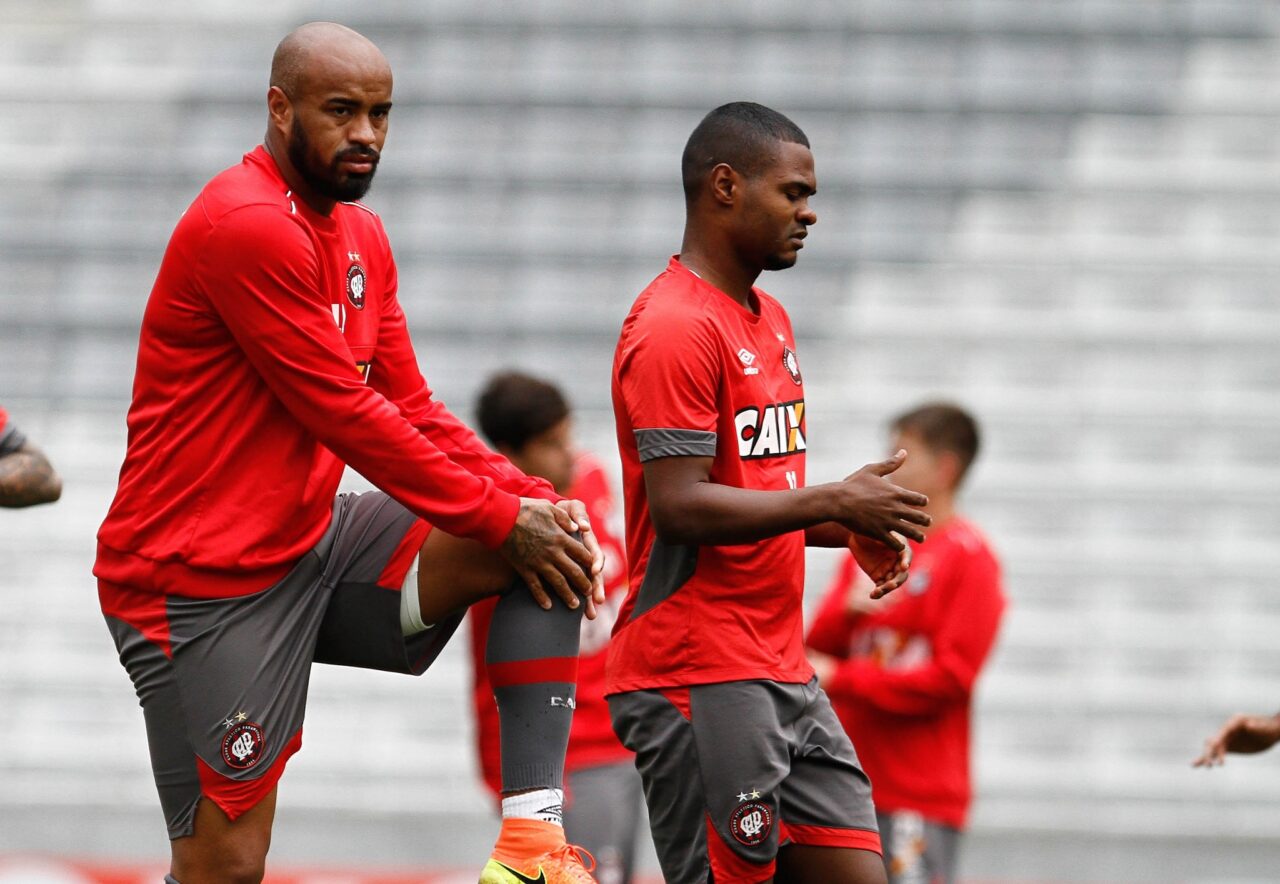 Thiago Heleno e Nikão em Top 10 do Athletico