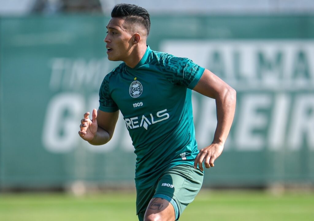 O volante Sebá Gómez treina no Coritiba