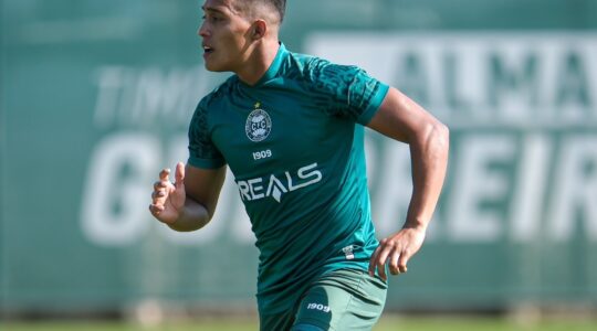 O volante Sebá Gómez treina no Coritiba