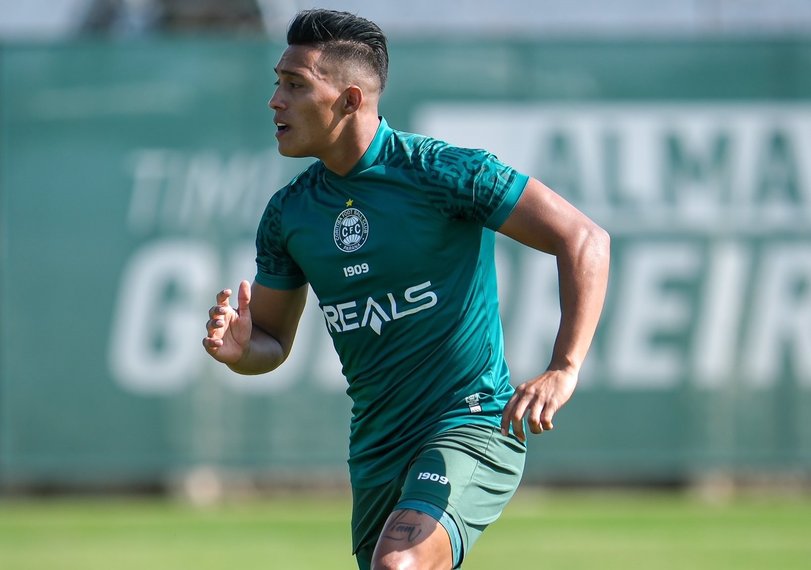 O volante Sebá Gómez treina no Coritiba