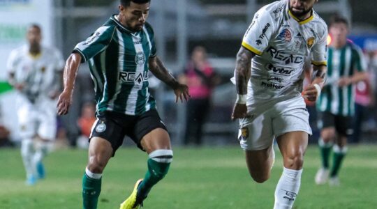 Lucas Ronier, do Coritiba, enfrenta o Amazonas