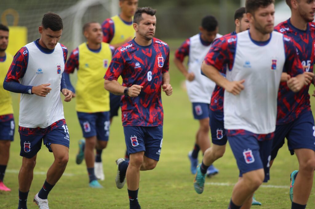 Eltinho em treino do Paraná Clube