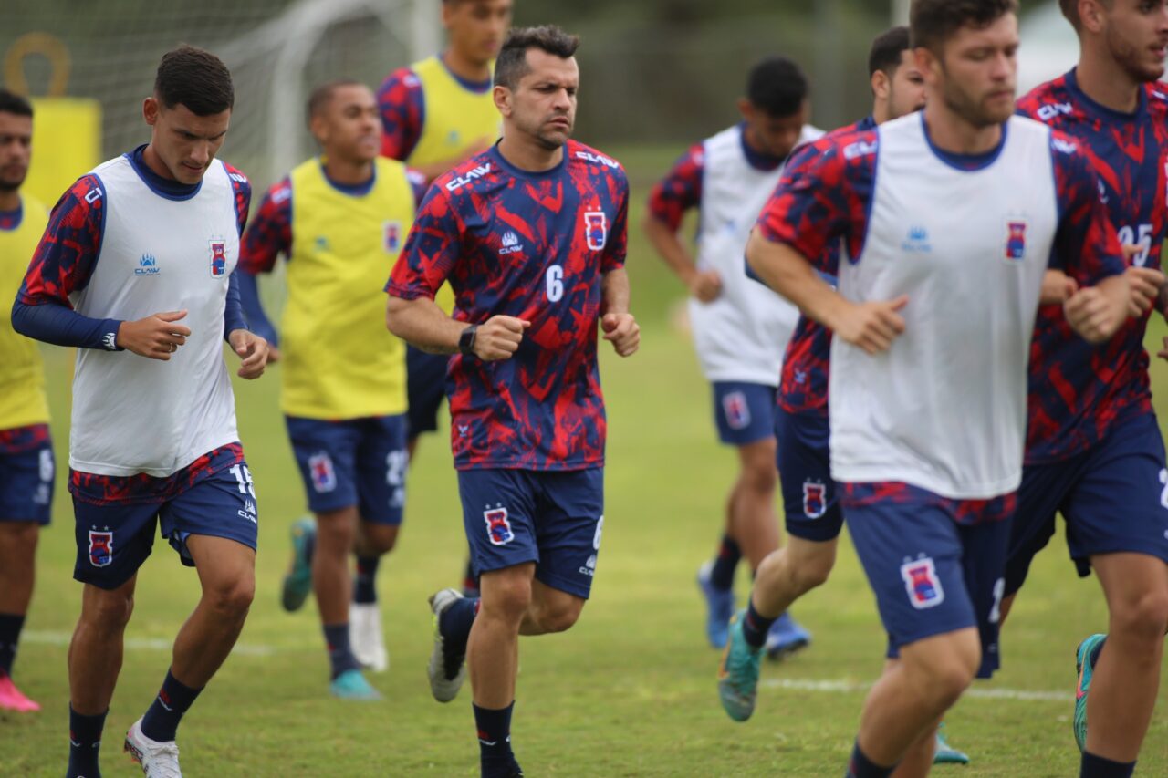 Eltinho em treino do Paraná Clube