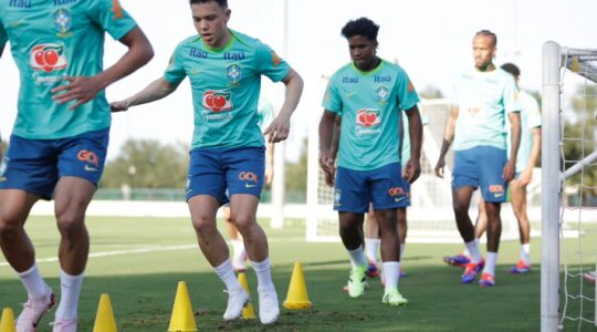 Pepê em treino da seleção brasileira