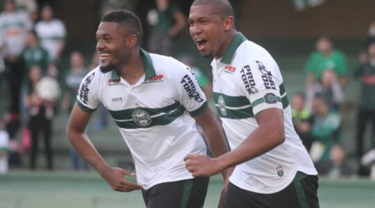 Sabino e Rodrigão comemoram gol do Coritiba