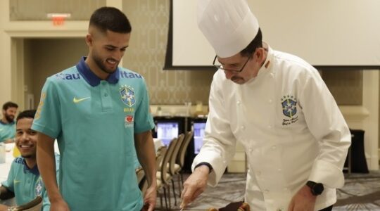 Yan Couto comemora com bolo o aniversário de 22 anos