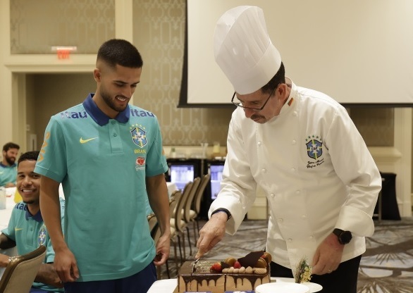Yan Couto comemora com bolo o aniversário de 22 anos