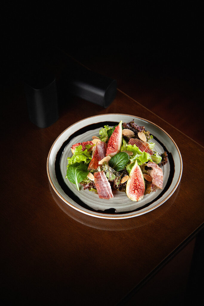 Ensalada de Figos mix de folhas, figos, lascas de jamon e amêndoas crocantes.