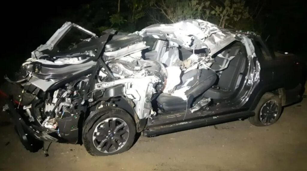 Fiat Strada destruída após bater em carreta na BR-376, em Ponta Grossa