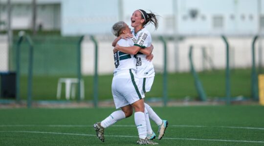 Time feminino do Coritiba comemora gol