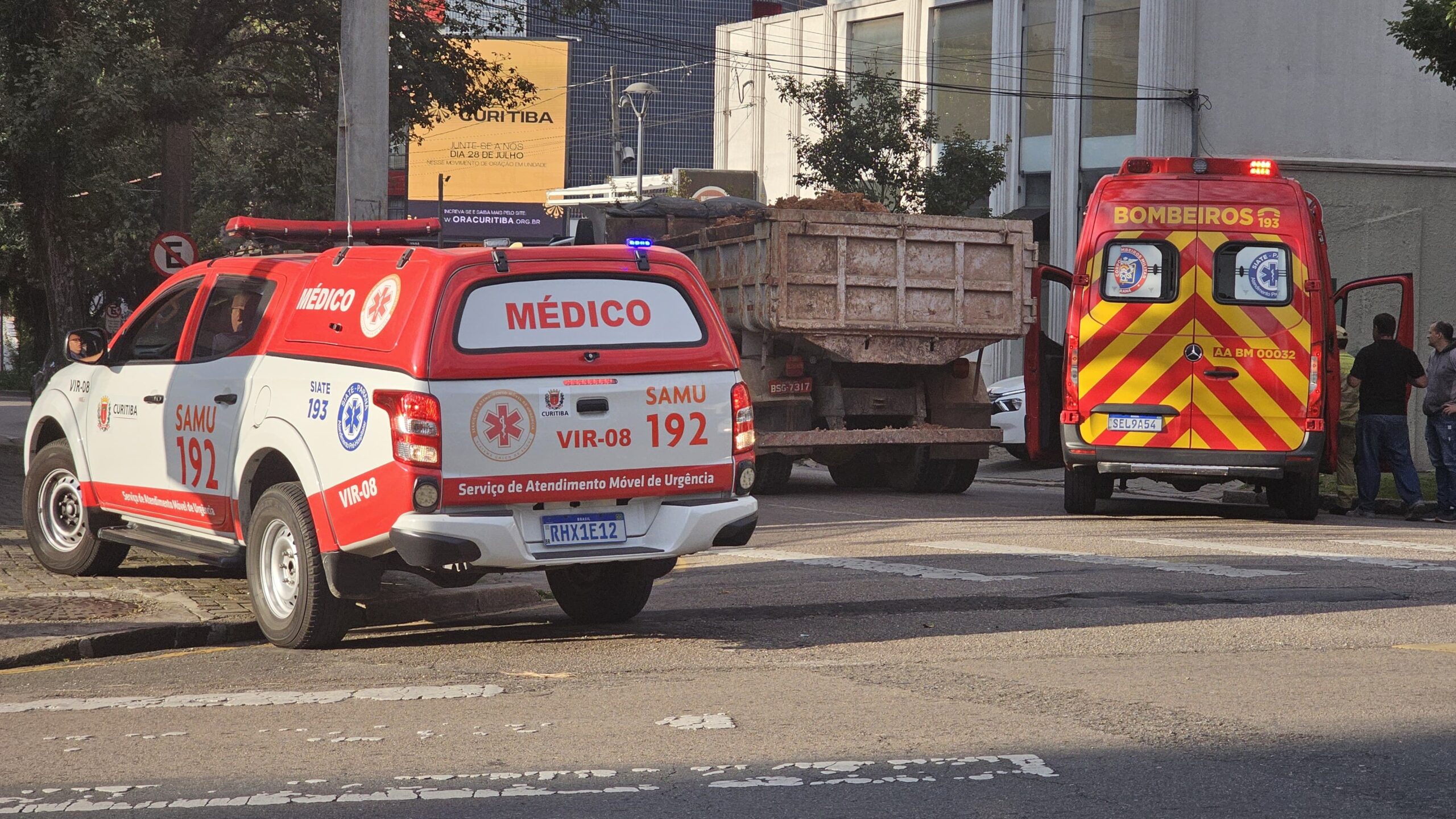 Homem é atropelado por caminhão em Curitiba