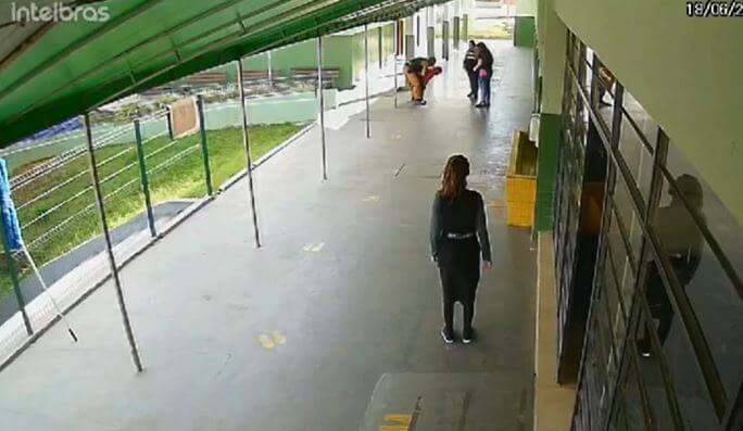 Imagens do salvamento da criança engasgada em escola de Ponta Grossa (Reprodução)