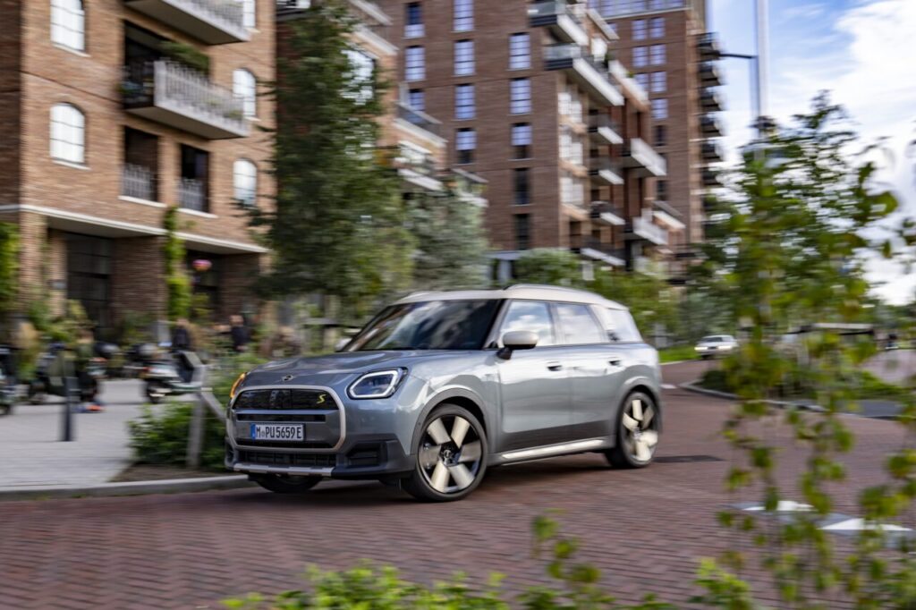P90528209_highRes_mini-countryman-se-a
