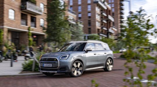 P90528209_highRes_mini-countryman-se-a