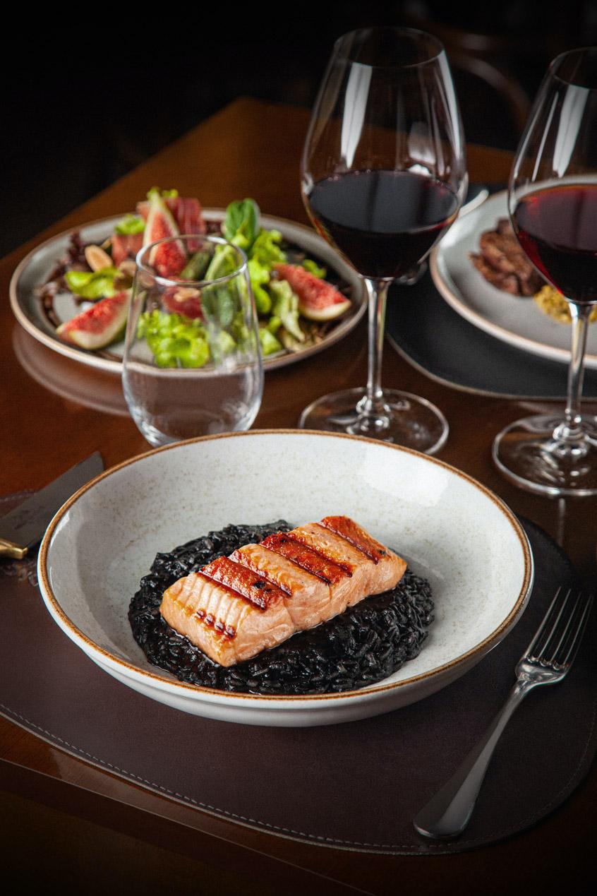 Salmão grelhado, servido com um delicioso risoto nero, leve e refinado.