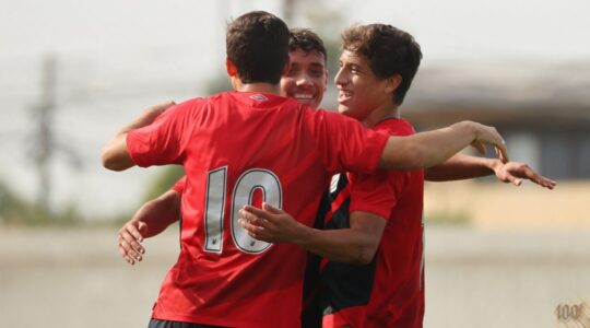 Jogadores do Athletico comemoram