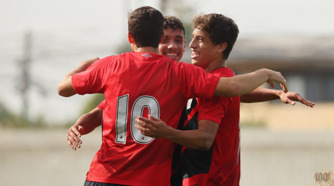 Jogadores do Athletico comemoram