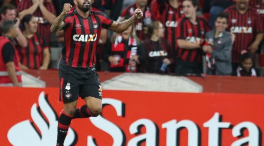O zagueiro Thiago Heleno