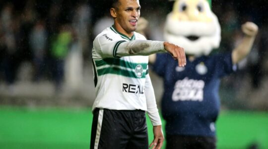 Robson comemora gol pelo Coritiba