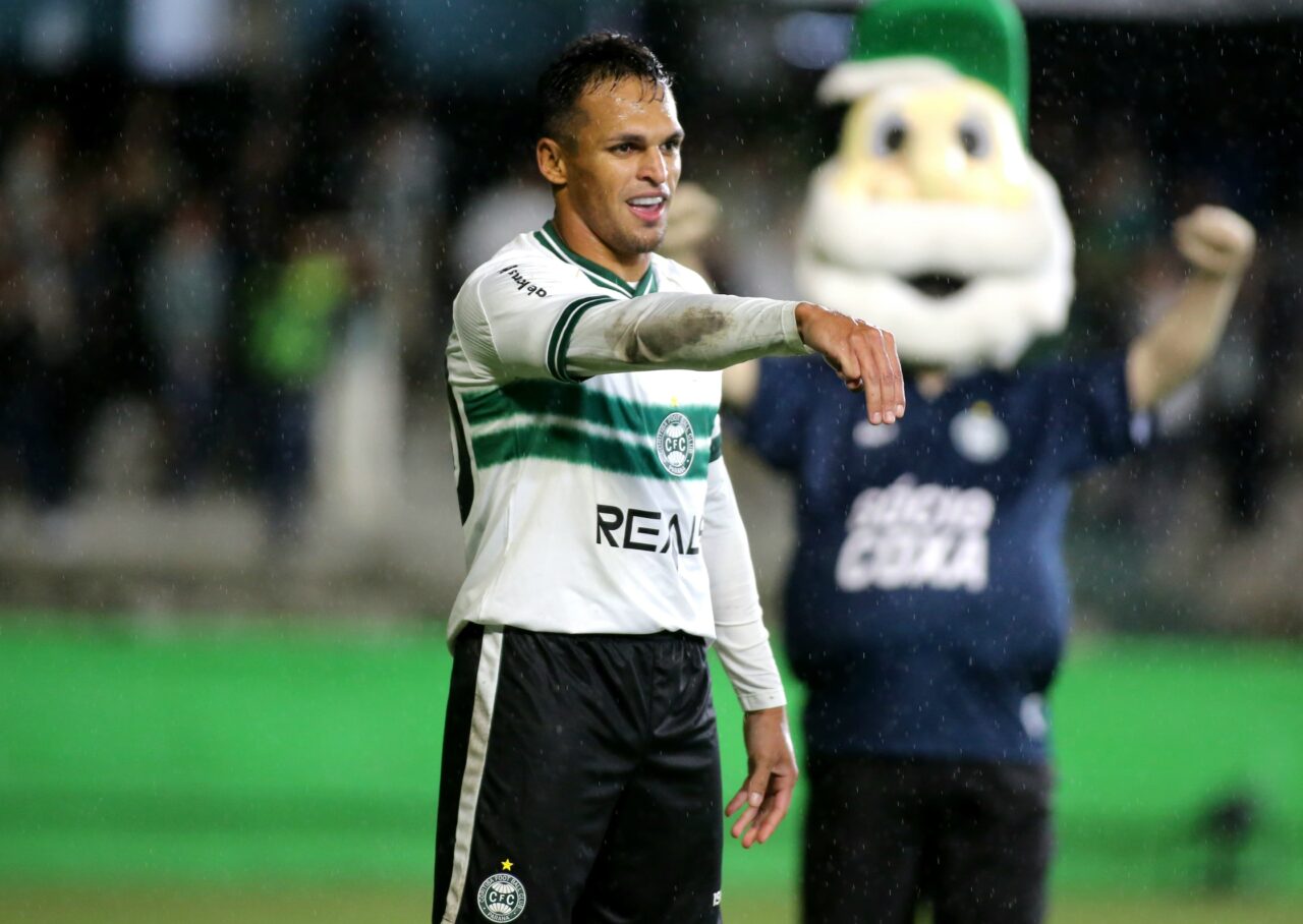 Robson comemora gol pelo Coritiba