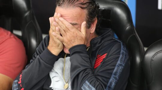 O técnico Alexi Stival, o Cuca, do Athletico Paranaense