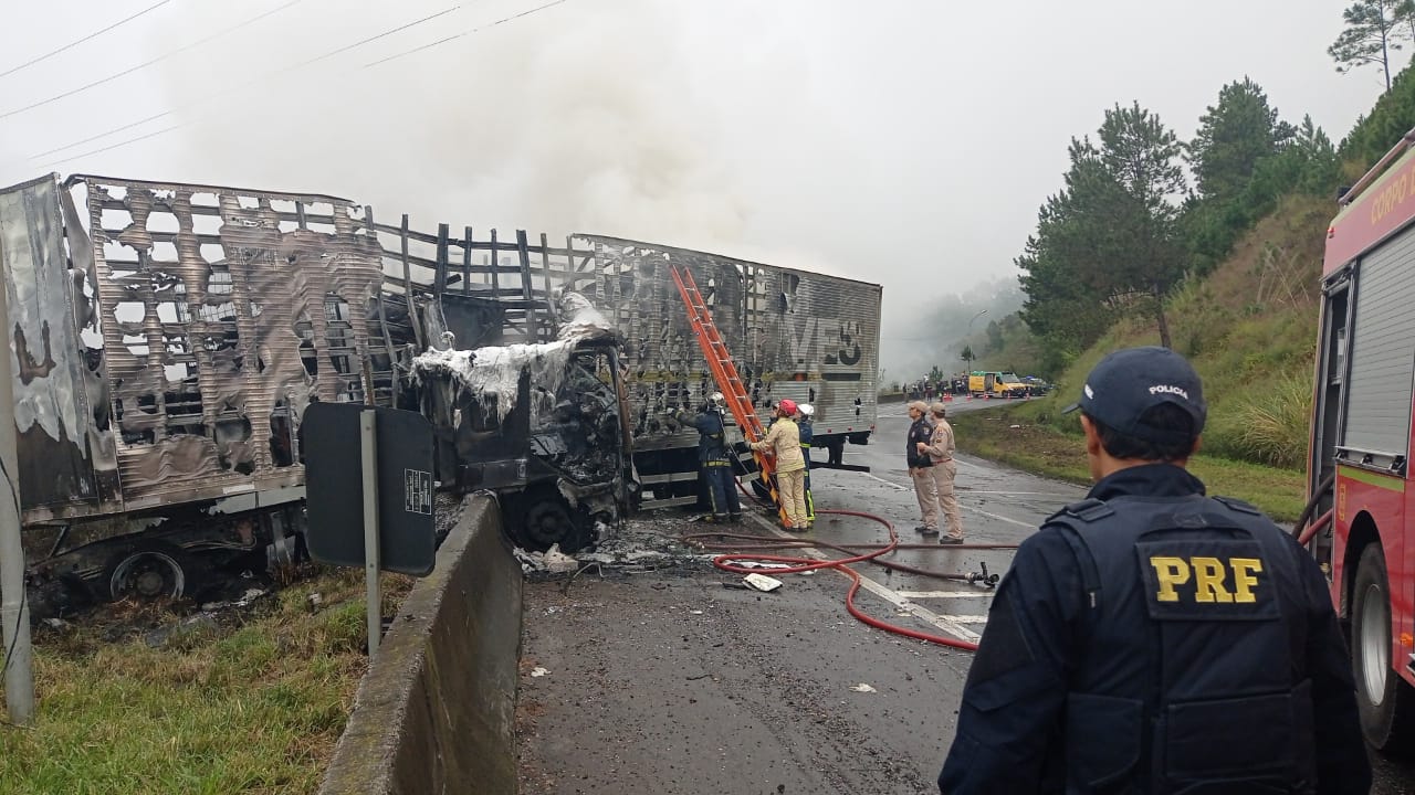 Caminhão pega fogo e interdita BR-116 na Grande Curitiba