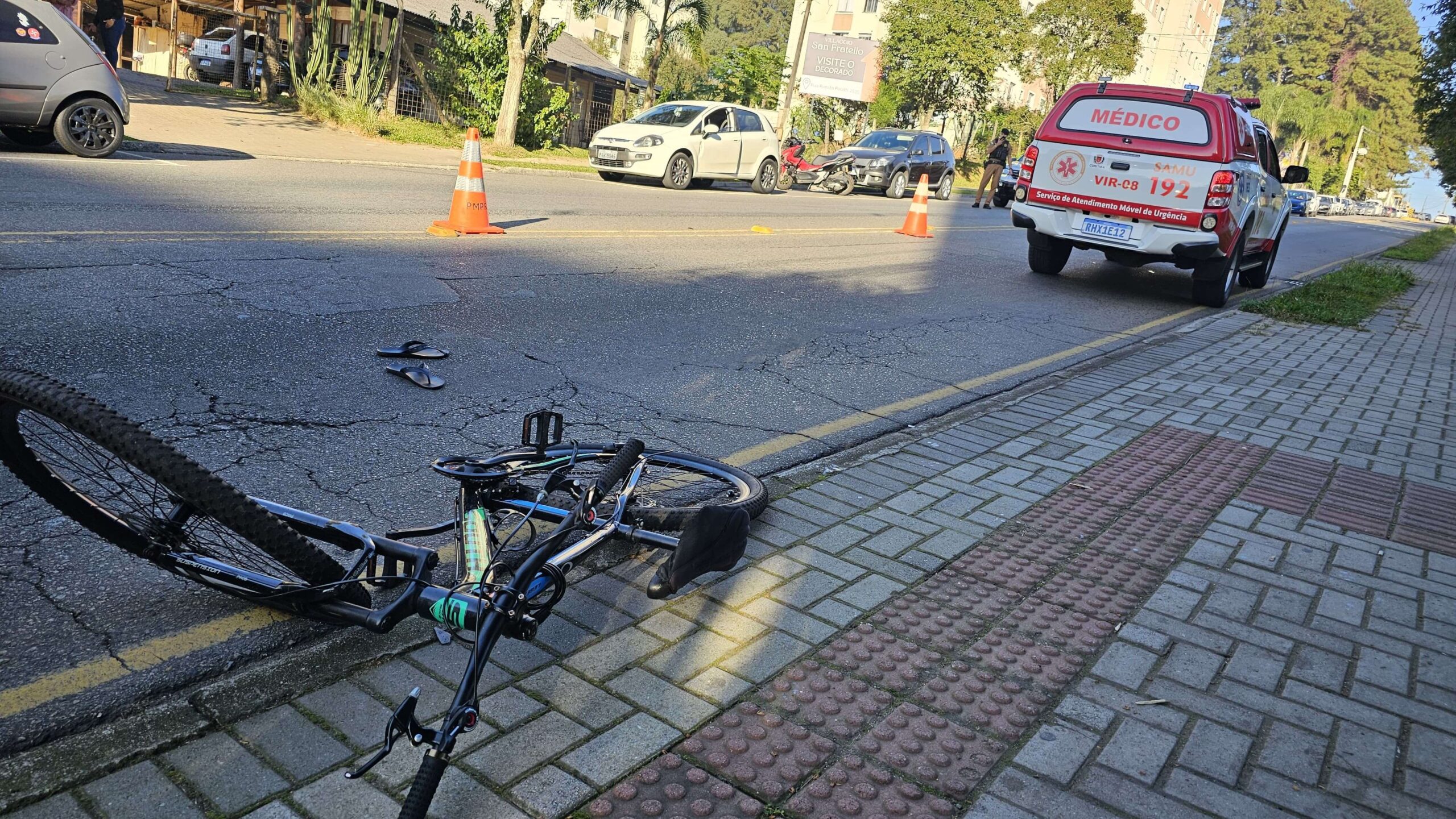 atropelamento de ciclista no santa quitériaBicicleta retorcida após bater em porta do carro branco, ao fundo, aberta por motorista que não viu aproximação de ciclista. (João Frigério) (1)