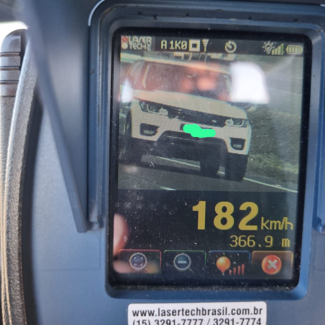 carro voando baixo a 182 km