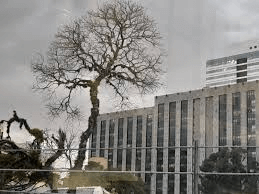 Segunda chega cinza a Curitiba e promete chuva e frio já à tarde. Veja na previsão do tempo