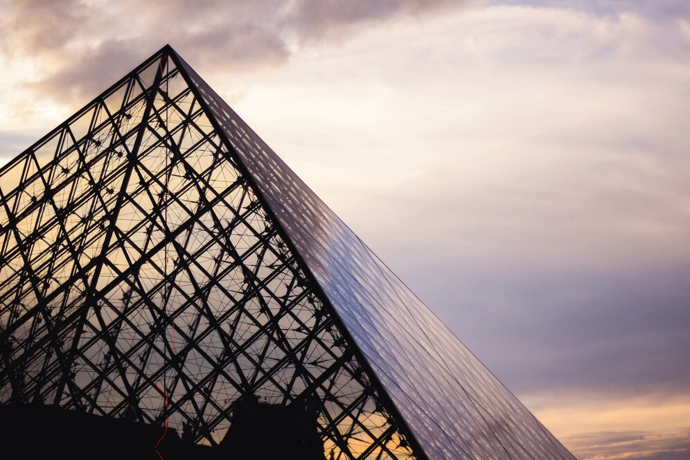museu-do-louvre-ao-por-do-sol_1361-124