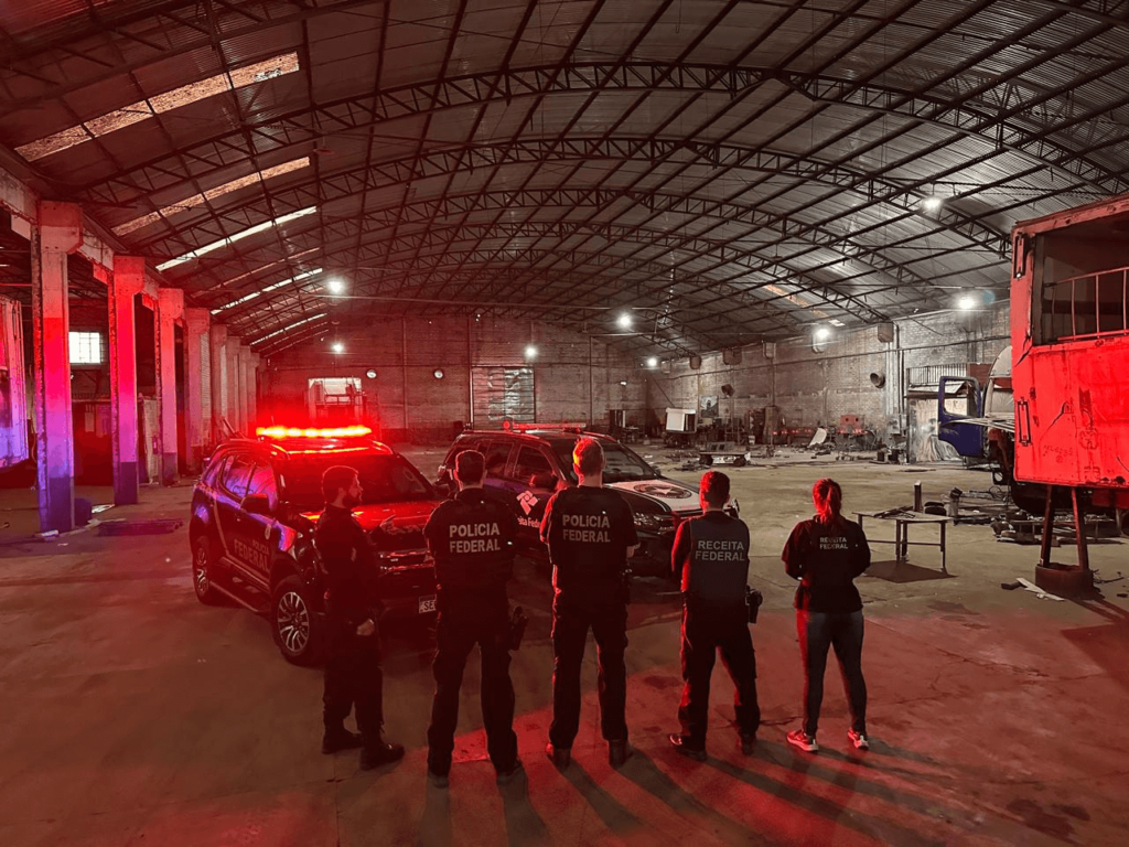 Operação Contraface: policiais desmontam fábrica de fundos falsos ,na região oeste do Paraná. Equipamentos eram para uso do tráfico internacional de drogas e armas do Sul do País