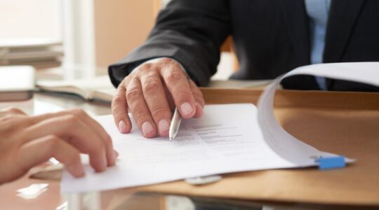 pessoas-de-negocios-assinando-um-contrato_1098-21026
