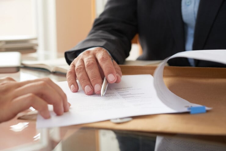 pessoas-de-negocios-assinando-um-contrato_1098-21026